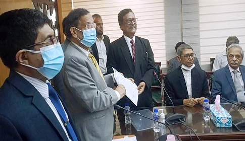 খালেদা জিয়াকে বিদেশে পাঠাতে আইনমন্ত্রীকে আইনজীবীদের স্মারকলিপি