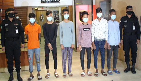 ছিনতাইকারী ধরতে বেরিয়ে এলো কিশোর গ্যাং ‘ভাইব্বা ল কিং’