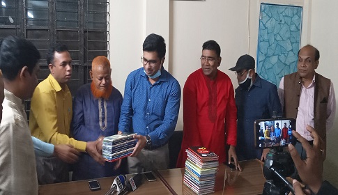 মধুখালী পাবলিক লাইব্রেরীতে বই উপহার দিলেন টই টই প্রকাশনী