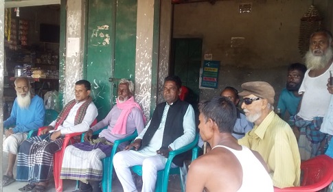 আশুজিয়ায় নৌকা পেতে প্রাণপন চেষ্টা মঞ্জুর আলীর