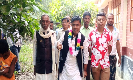 ক্রাচে ভর করে নব-নির্বাচিত চেয়ারম্যান শাহীনের শুভেচ্ছা বিনিময়