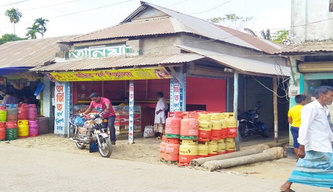 মদনে মুদির দোকানেও বিক্রি হয় গ্যাস সিলিন্ডার  