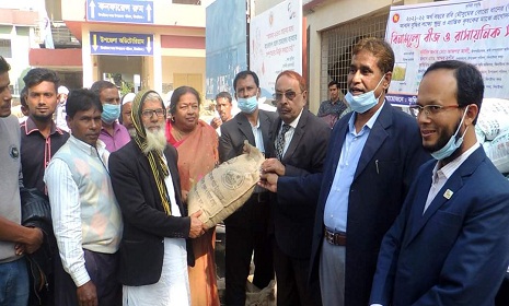 ঝিনাইদহে ছয় সহস্রাধিক কৃষকের মাঝে বিনামূল্যে বীজ ও সার বিতরণ