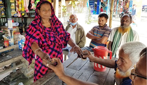 স্টেশনের চা বিক্রেতা মাজেদা মহিলা মেম্বার