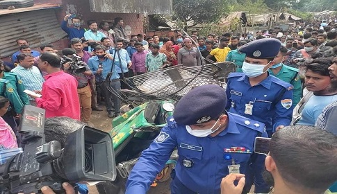 চট্টগ্রামে বাস-সিএনজি ও ট্রেনের ত্রিমুখী সংঘর্ষে নিহত ৩