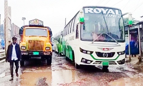 গুঁড়ি গুঁড়ি বৃষ্টিতে ঘাট এলাকা পিচ্ছিল,পারাপারের অপেক্ষায় কয়েকশত গাড়ি