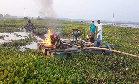 সালথায় ভ্রাম্যমাণ আদালতের অভিযানে অবৈধ ড্রেজার মেশিন ধ্বংস