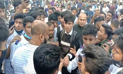সংক্ষিপ্ত সিলেবাসে পরীক্ষার দাবিতে লক্ষ্মীপুরে সড়ক অবরোধ ও মানববন্ধন