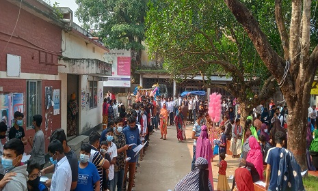 ফরিদপুরে করোনা ভ্যাকসিন এর জন্য স্কুল শিক্ষার্থীদের লম্বা লাইন