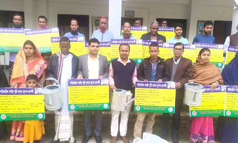 সালথায় সবজি পুষ্টি বাগান স্থাপনের উপকরণ বিতরণ