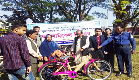 কেন্দুয়ায় বাইসাইকেল পেলেন ১১৮ গ্রাম পুলিশ সদস্য