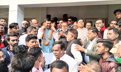 নেতাকর্মীদের সাথে লাবু চৌধুরীর মত বিনিময়