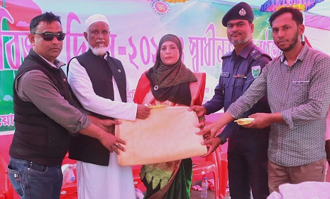 বাবার মরণোত্তর সম্মাননা গ্রহণকালে কাঁদলেন, কাঁদালেন মনোয়ারা