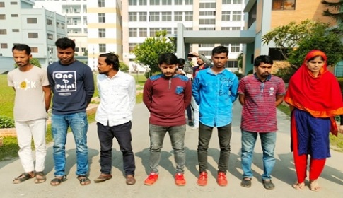 প্রেমের ফাঁদে ফেলে ডাকাতি, নারীসহ আটক ৯