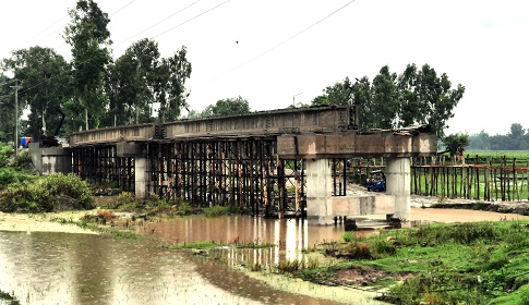 সেতু নির্মাণের কাজ বন্ধ, সাড়ে ৩ বছর ধরে চরম দুর্ভোগে আড়াই লাখ মানুষ!