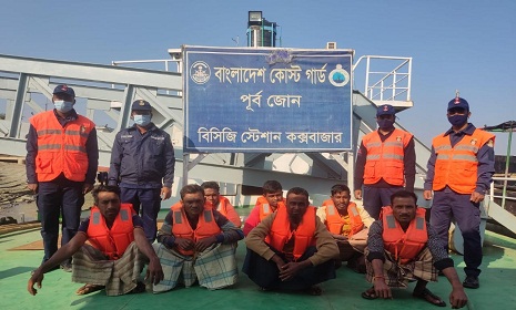 বঙ্গোপসাগরে ফিশিং বোট থেকে ৭ জেলে উদ্ধার