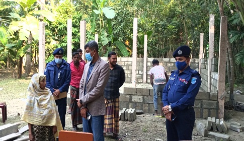 সালথায় প্রতিবন্ধীকে দেওয়া ঘরের নির্মাণ কাজ পরিদর্শন করলেন এসপি