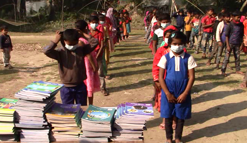 সিরাজগঞ্জে ৪ লাখ ৪০ হাজার শিক্ষার্থীর হাতে নতুন বই