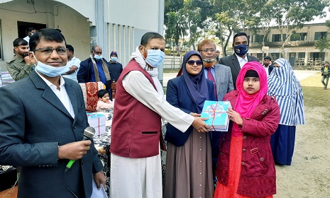 সালথায় শিক্ষার্থীদের মাঝে নতুন বই বিতরণ