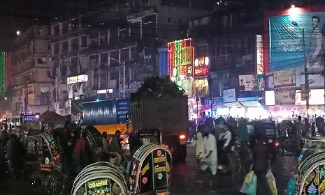 চট্টগ্রামের সড়ক জুড়ে খোলা ট্রাকে স্ক্র্যাপ বহন!