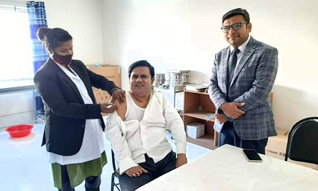 সালথায় প্রথম বুষ্টার ডোজ নিলেন আ'লীগের সভাপতি