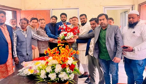 সোনারগাঁও প্রেসক্লাবের নতুন কমিটিকে ফুল দিয়ে শুভেচ্ছা জানালেন সোহাগ রনি