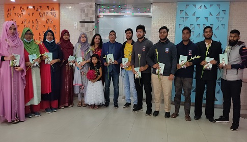 সিরাজগঞ্জে ঢাবিতে চান্স পাওয়া ১৭ শিক্ষার্থীকে সংবর্ধনা দিলেন শিক্ষক