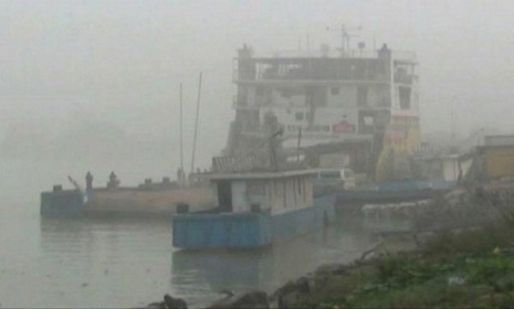 ঘন কুয়াশায় শরীয়তপুরের দুই রুটে ফেরি বন্ধ