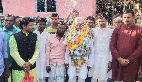 টাকার মালা দিয়ে ইউপি সদস্য আমিনুলকে বরণ 