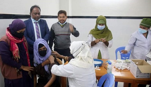বোয়ালমারীতে স্কুল শিক্ষার্থীদের টিকা কার্যক্রম শুরু