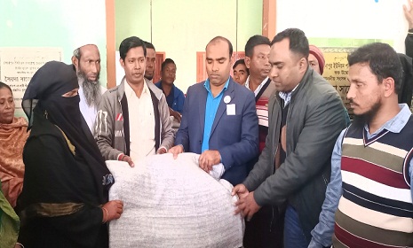 সালথার সোনাপুর ইউনিয়নে শীতার্তদের মাঝে কম্বল বিতরণ