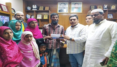 সোনারগাঁয়ে বাক প্রতিবন্ধী সাহালমকে চেয়ারম্যান জিন্নাহর অর্থ সহায়তা