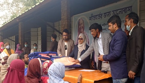সালথায় শীতার্তদের মাঝে সমকালের কম্বল বিতরণ