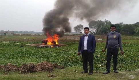 বোয়ালমারীতে অবৈধভাবে বালু উত্তোলন : ড্রেজার ধ্বংস, ৩০ হাজার টাকা জরিমানা