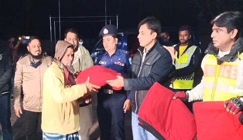 সালথায় রাতে শীতার্তদের পাশে জেলা পুলিশ 