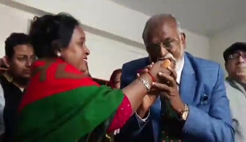 মিষ্টি নিয়ে তৈমুরের বাসায় আইভী