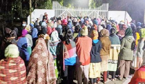 শাবি উপচার্যের বাস ভবন ঘেরাও প্রশাসনিক ভবনে তালা ঝুলিয়ে দিয়েছে শিক্ষার্থীরা