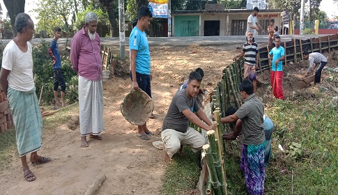 মৌলভীবাজারে যুবকদের স্বেচ্ছাশ্রমে ঝুঁকিপূর্ণ রাস্তা সংস্কার 
