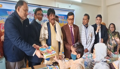 ফরিদপুর পৌর প্রাক-প্রাথমিক বিদ্যালয়ের ছাত্র ছাত্রীদের শিক্ষা সামগ্রী বিতরণ 