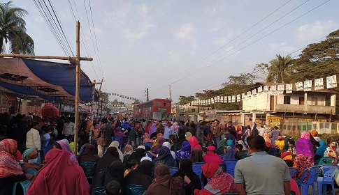 বিজয়ী কাউন্সিলরের সমর্থক কর্মীদের বাড়িতে হামলার প্রতিবাদে সড়ক অবরোধ মানববন্ধন বিক্ষোভ