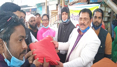 ফরিদপুরে পরিবহন শ্রমিক লীগের উদ্যোগে অসহায় ও দুস্থ মানুষের মধ্যে শীতবস্ত্র বিতরণ 