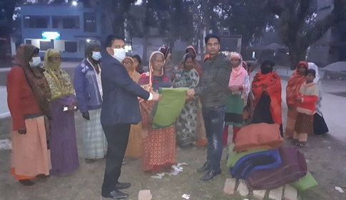 শতাধিক শীতার্ত মানুষের মধ্যে উপজেলা প্রশাসনের কম্বল বিতরণ 