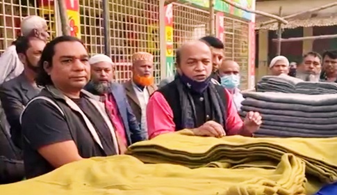 সোনারগাঁয়ে শীতার্ত মানুষের মাঝে আরিফ মাসুদের কম্বল বিতরণ