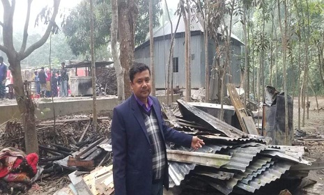সালথায় অগ্নিকাণ্ডে ক্ষতিগ্রস্ত পরিবারের পাশে উপজেলা চেয়ারম্যান