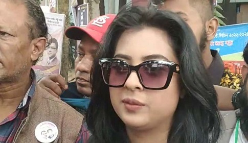 ভোট দিতে এসে শাকিব খানকে নিয়ে যা বললেন বুবলী