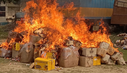 মৌলভীবাজারে আদালতের নির্দেশে ৯ লাখ টাকার ভারতীয় নাসির বিড়ি ধ্বংস করল পুলিশ