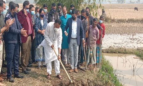 দখলে থাকা ভরাট খাল উদ্ধার করে স্বেচ্ছায় খনন শুরু
