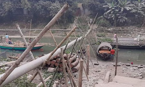 সোনারগাঁয়ে নদীর উপর অবৈধ ড্রেজারের পাইপ, নৌযান চলাচল বন্ধ