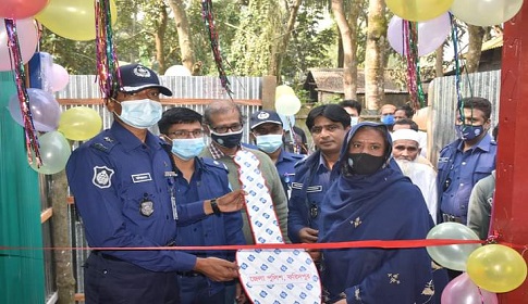 ফরিদপুরে পুলিশ সুপারের বদান্যতায় বাড়ি দোকান পেলেন মাহফুজা 