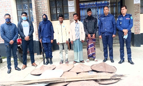 সালথায় দেশিয় অস্ত্র ঢাল-কাতরাসহ আটক ৩